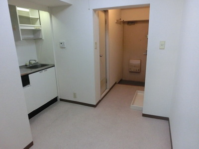 Living and room. About 2 Pledge kitchen room of