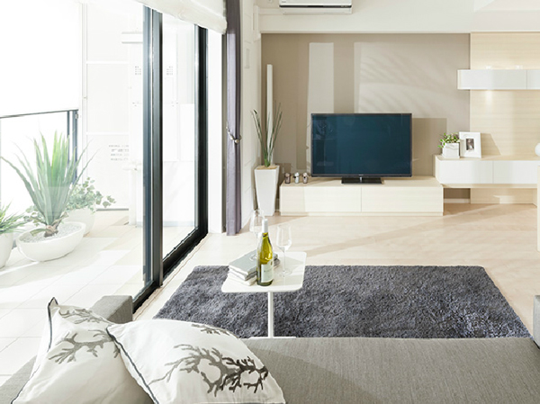 Living.  [LIVING DINING] living ・ The opening of the dining, We established the dynamic panorama window. As if through a high sash such as screen, And the overwhelming sense of openness to bring a sense of unity with the sky, You can enjoy even while sitting visibility is exceptionally dynamic views that spread to wide (Direct Sky View).  ※ E'a ・ E'b ・ E'c type only