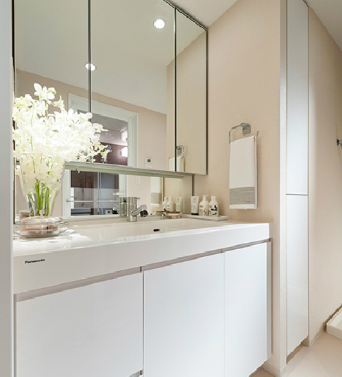 Bathing-wash room.  [Vanity with a three-sided mirror provided with a storage space in Kagamiura] It has adopted a three-sided vanity with a mirror with the combined three-sided mirror under mirror for children's eyes. Ensure the storage rack on the back side of the three-sided mirror. You can organize clutter, such as skin care and hair care products. Storage rack is clean and maintain because it is clean and remove. In addition to the bathroom vanity is, Head is pulled out, Adopt a convenient single-lever faucet, for example, when you wash basin bowl.