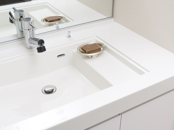 Bathing-wash room.  [Integrated bowl with artificial marble of step] Counter and bowl in the integrally molded with no easy seam of care, Beautiful luster artificial marble. A bowl of linear square form, It will produce the urban basin space. Also, Within the wash bowl, Set up a space that put wet cups and soap, etc.. Keep the counter clean, Saving you the hassle of cleaning.