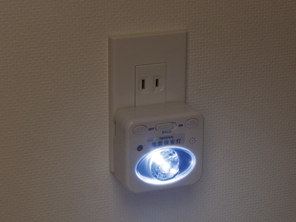 earthquake ・ Disaster-prevention measures.  [The event of a power failure ・ Earthquake security lighting that automatically lights up in the event of an earthquake] Upon sensing a big shake such as a power outage or when the earthquake, Light has adopted the earthquake security lighting that automatically lights up. It can also be used as emergency mobile lighting by removing from the wall outlet. further, Also has a siren functions buzzer sounds and put the switch.  ※ Earthquake safety lights, Can be installed in your favorite room and the like by the customer (one place). (model room ・ B type)