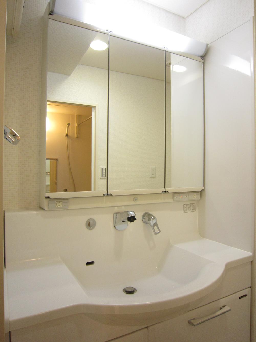 Wash basin, toilet. Indoor (11 May 2013) Shooting