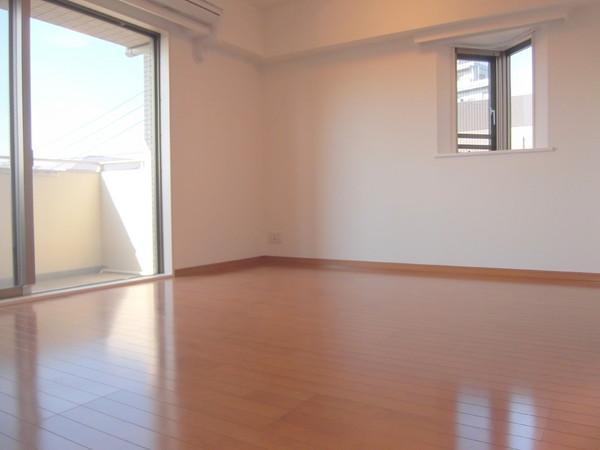 Living. Your family spacious living of everyone is comfortable and welcoming about 14.5 Pledge!
