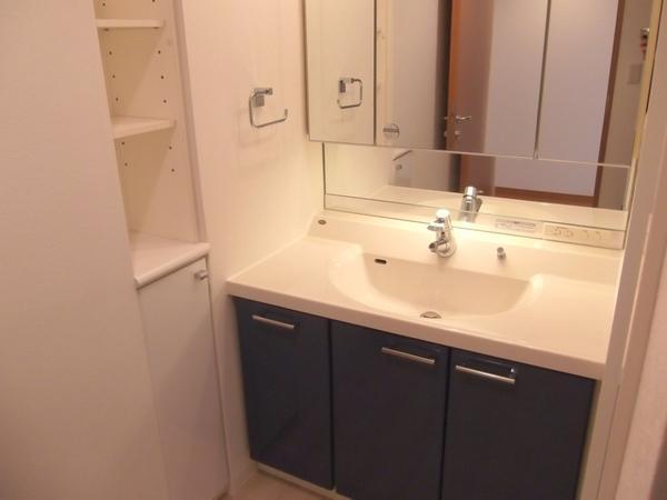 Wash basin, toilet. I get dressed in the morning in the basin space of the room also smoothly!