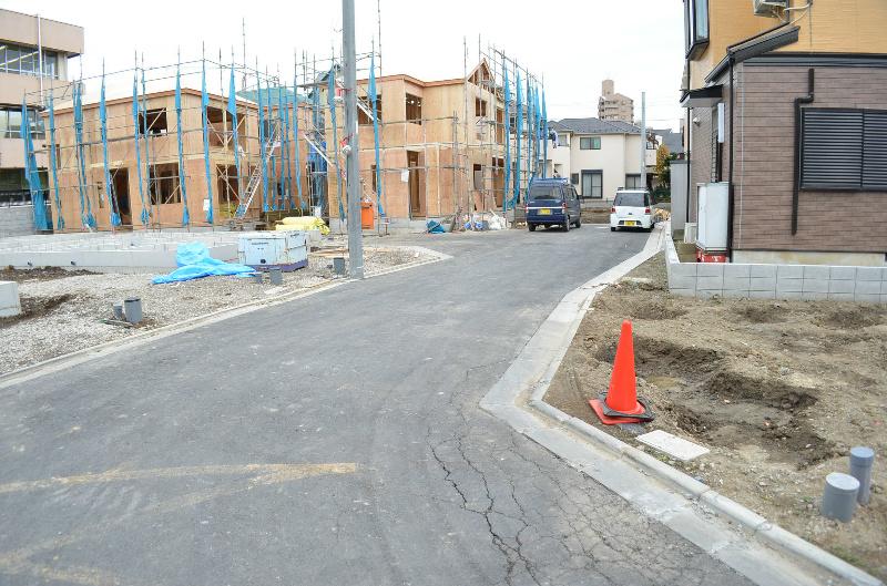 Local photos, including front road. Road of 5m width