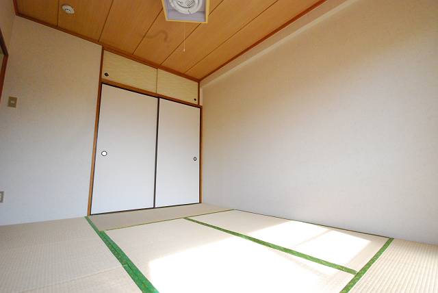 Living and room. It is with storage, Photo is a thing of 302, Room