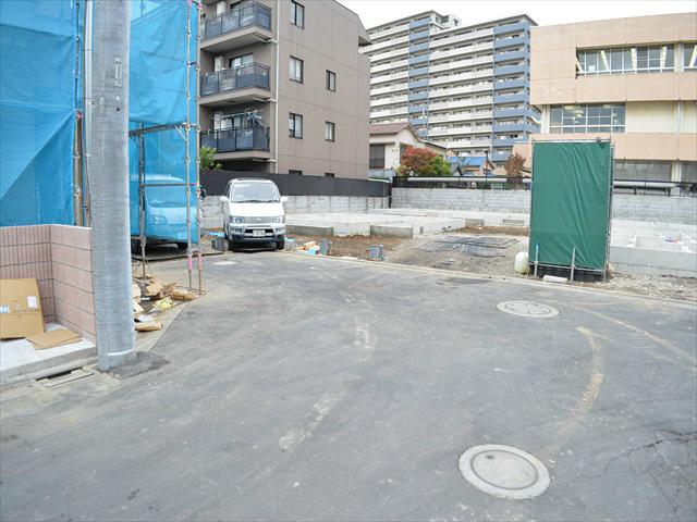 Local photos, including front road. Living face-to-face kitchen