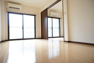 Living and room. Sunny, 6 Pledge room