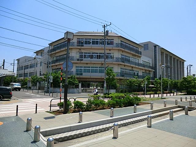 Junior high school. 1000m to the first junior high school
