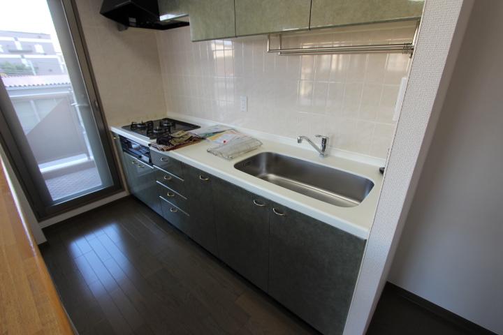 Kitchen. Easy-to-use system Kitchen. In wide sink, Washing also Easy. (2013 October shooting)