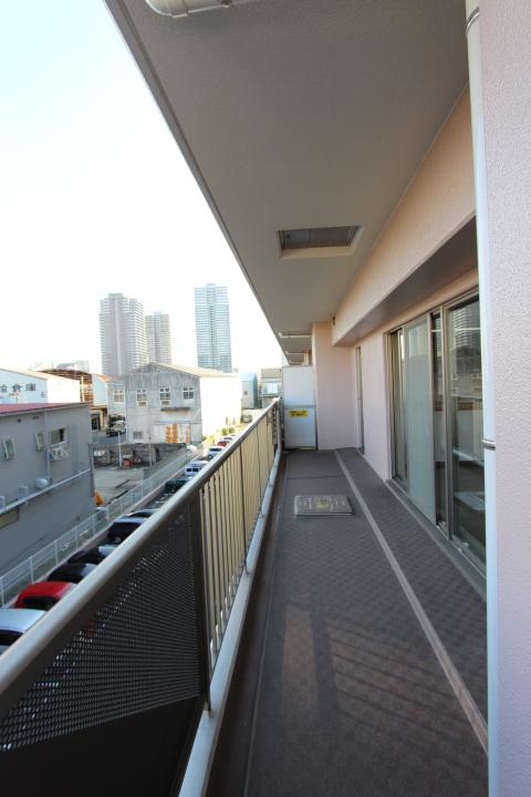 Balcony. Spacious wide balcony (2013 October shooting)