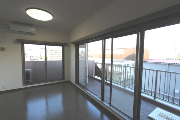 Living. Daylighting good every corner room! (2013 October shooting)