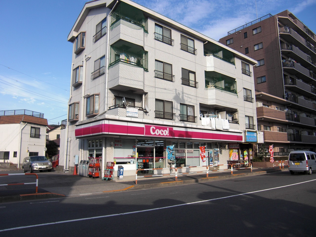 Convenience store. 370m to the Coco store Shikahama store (convenience store)