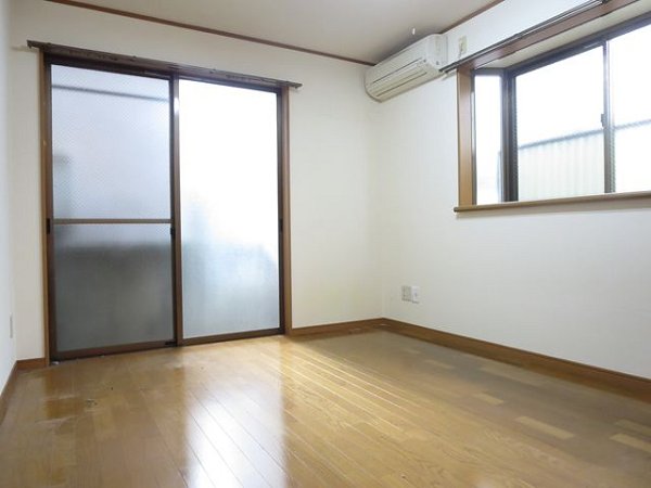 Living and room. Room 7.5 Pledge