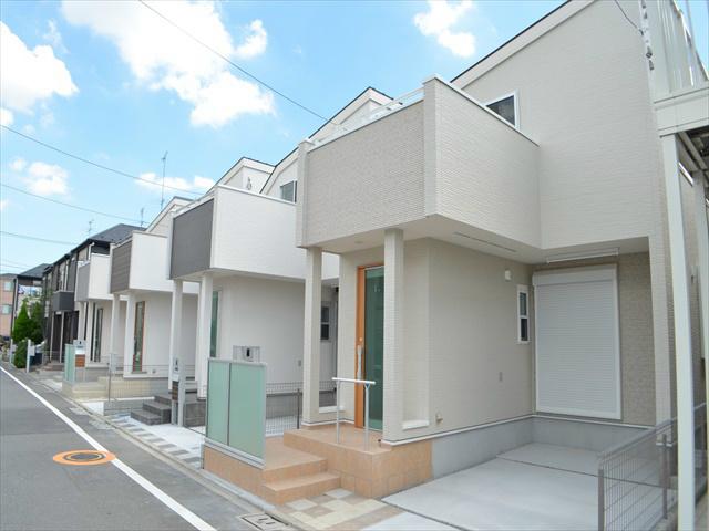 Local appearance photo. Facing the 6m road