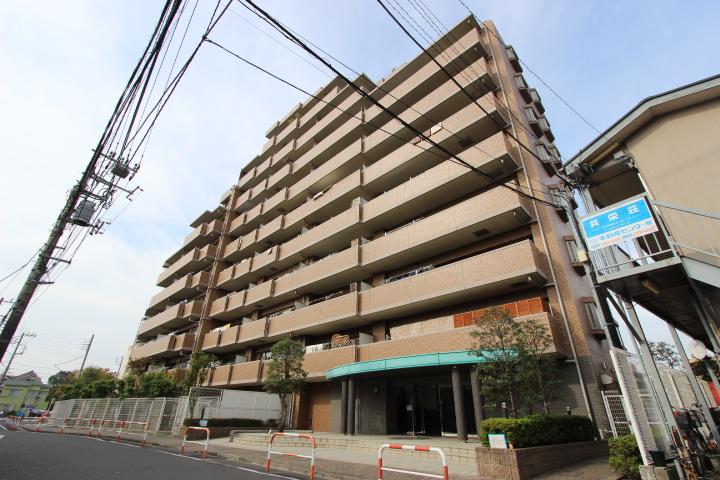 Local appearance photo. 2002 Built. Exterior design, which was based on warm beige. (November 2013) Shooting