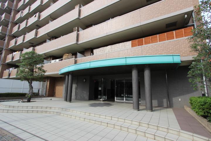 Entrance. Also live people, Guest also pick you up, Spacious entrance.