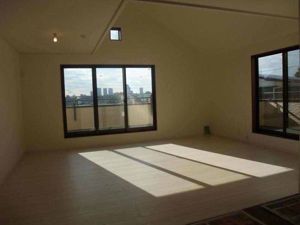 Same specifications photos (living). Same specifications photos (living) Living flooring adopts special olefin sheet to be long-lasting beauty. There is a strongly excellent scratch resistance to sunburn.