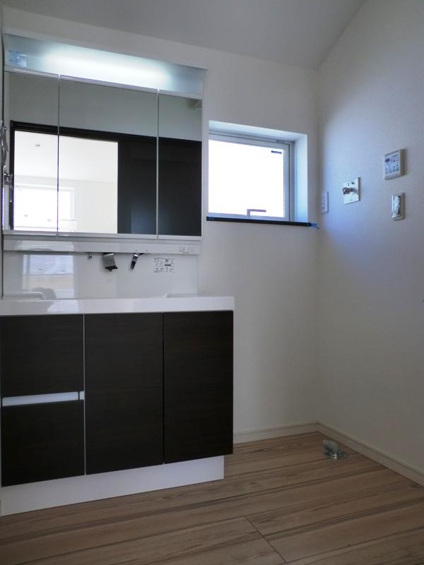 Wash basin, toilet. It will be vanity of the same specification. Faucet with shower function. (Three-sided mirror, Mirror in front of you comes with a defogging, Clean easy drainage port without hassle type! )