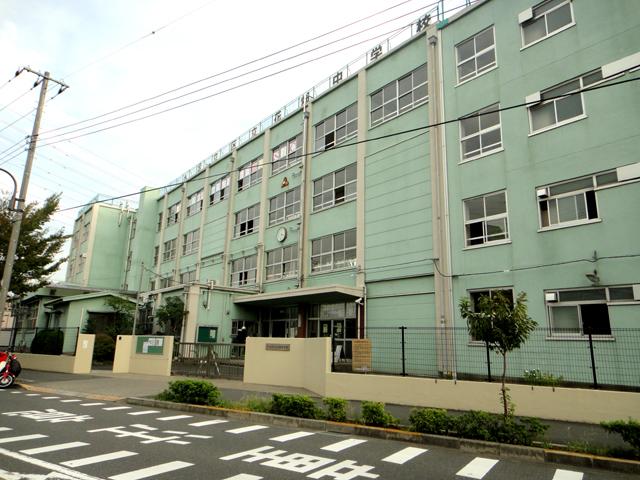 Junior high school. 750m until the flower garden junior high school
