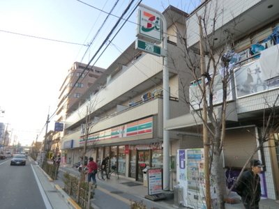Convenience store. 500m to Seven-Eleven (convenience store)