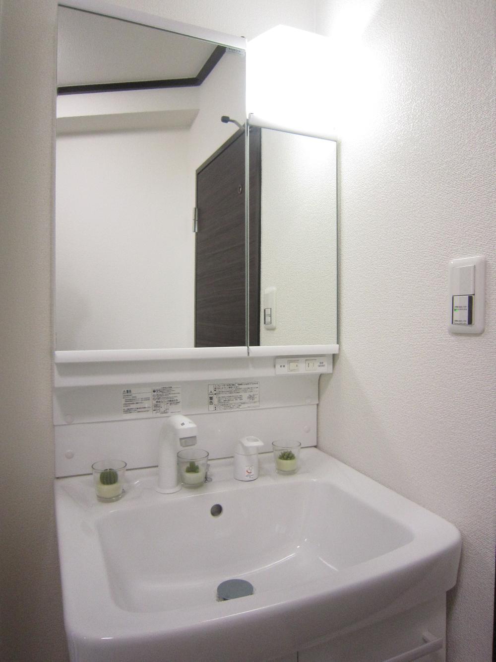 Wash basin, toilet. Indoor (January 2014) Shooting