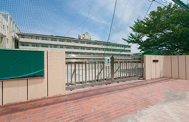 Primary school. It is a natural rich school, surrounded by 738m Toneri first elementary school is a 10-minute walk to the river and the park until the Adachi Ward Toneri first elementary school
