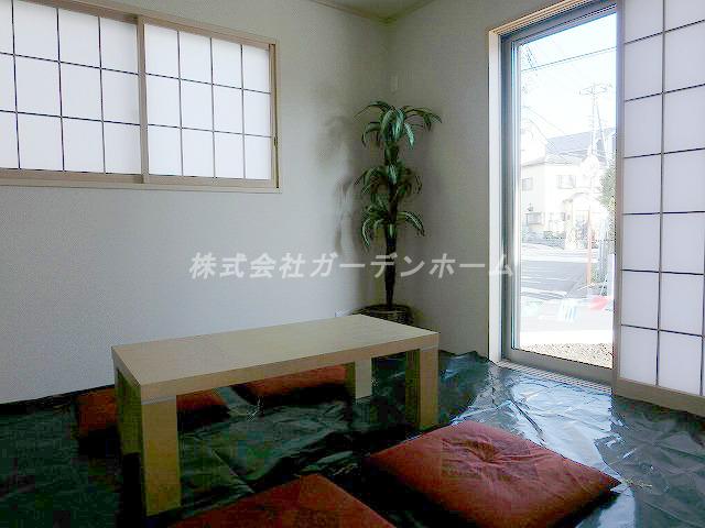Model house photo. Japanese-style room is very healed !! to the tatami of smell