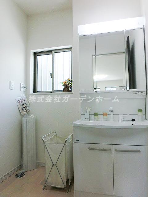 Model house photo. Very easy-to-use wash basin !! Because space to put things well enough (model house)