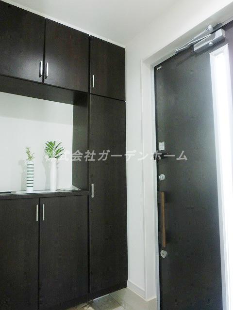 Model house photo. Stylish front door welcomes everyone !! (model house)