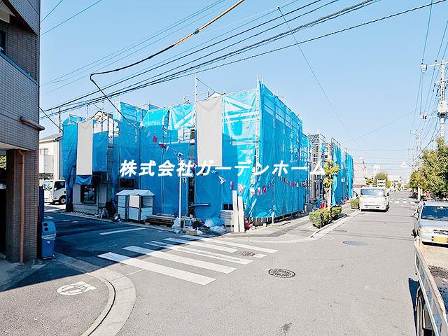 Local photos, including front road. Soon complete !! I am looking forward to what kind of house that can be !!