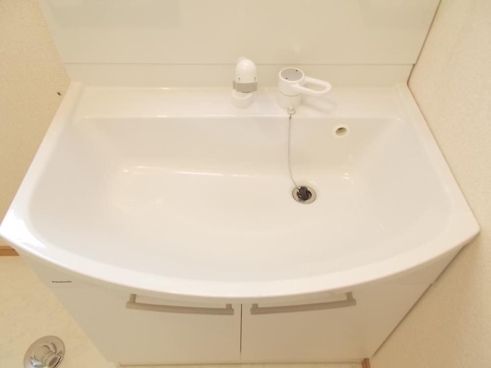 Wash basin, toilet. Busy morning also glad shampoo dresser to ease women (same specifications)