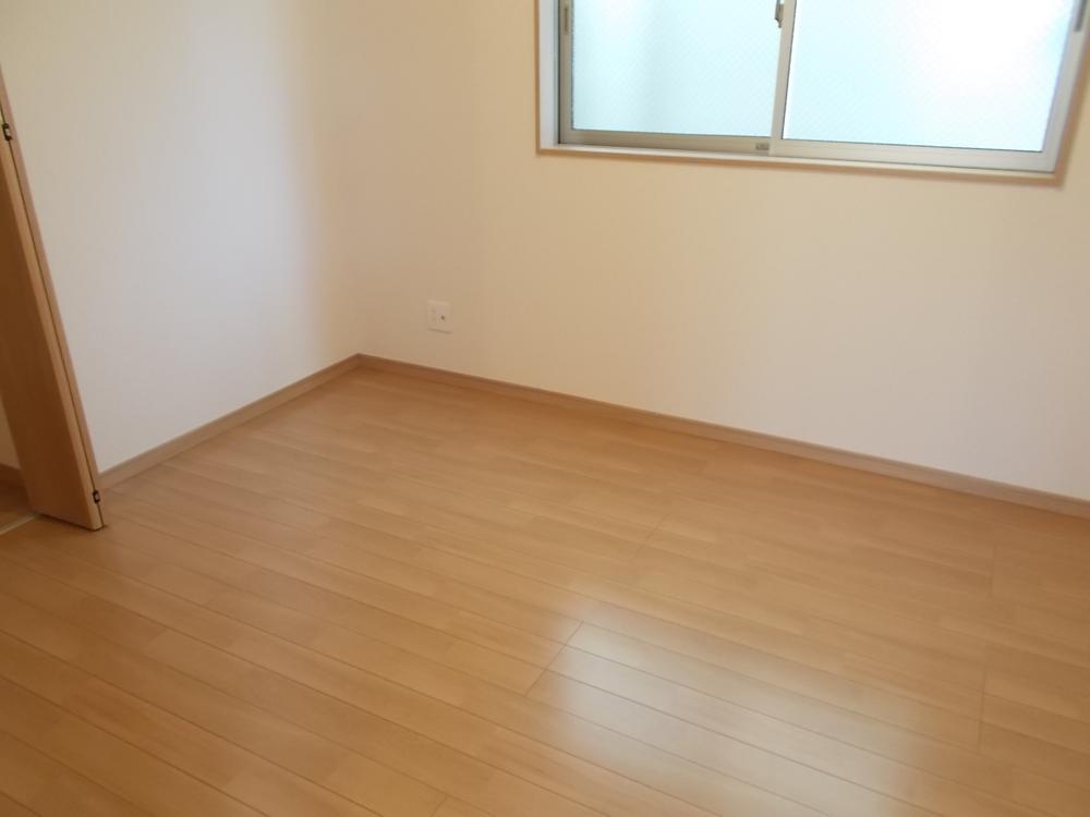 Same specifications photos (Other introspection). Room of muted colors and timeless