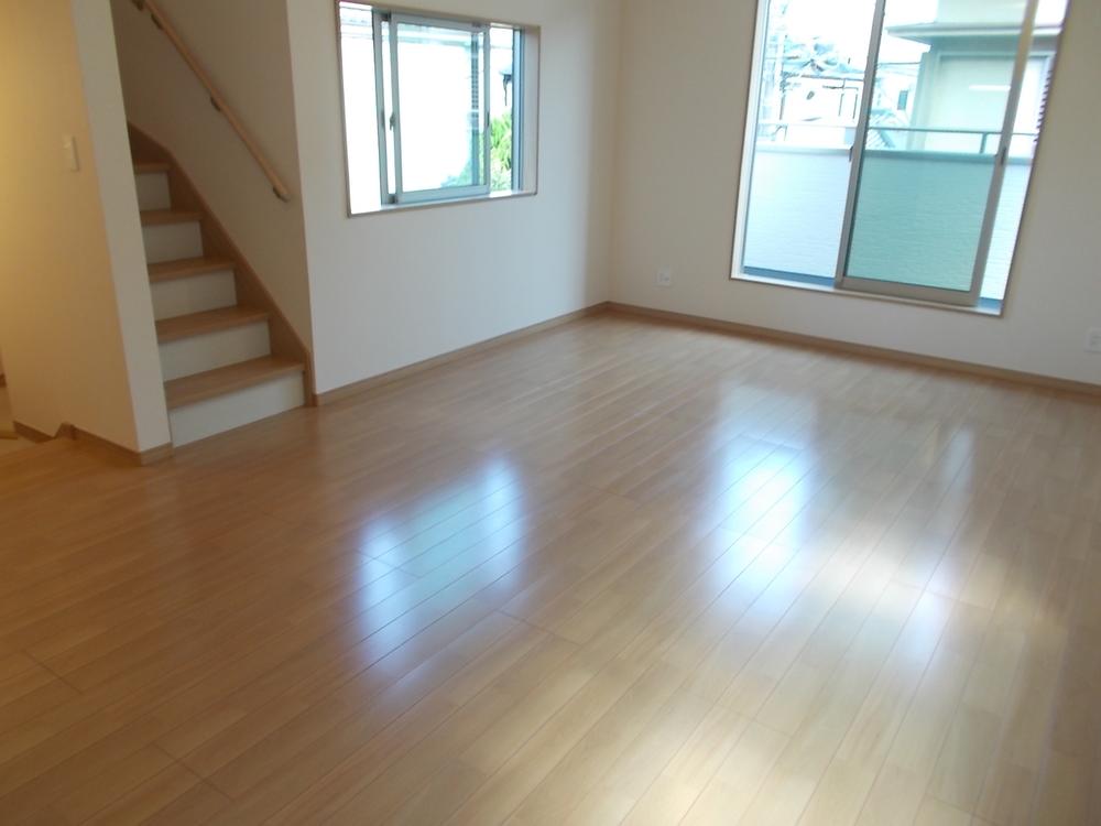 Same specifications photos (living). Noisily bright living room you can also party with everyone