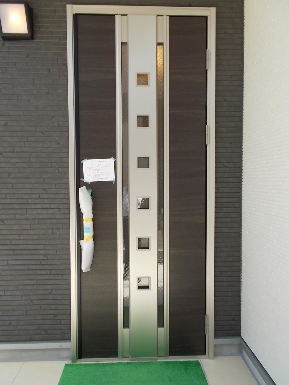 Entrance. Heavy entrance door of the peace of mind of the card key system (same specifications)
