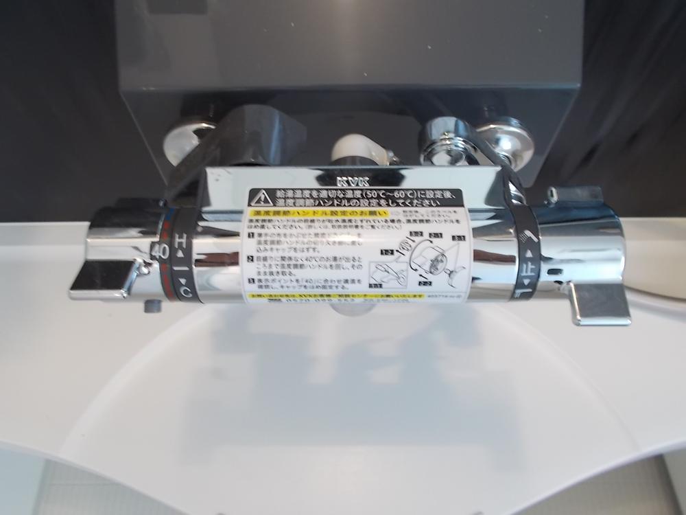 Same specifications photo (bathroom). Mixing faucet of temperature regulation also comfortably functional bath