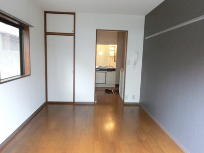 Living and room. Sunny 6 Pledge Western-style