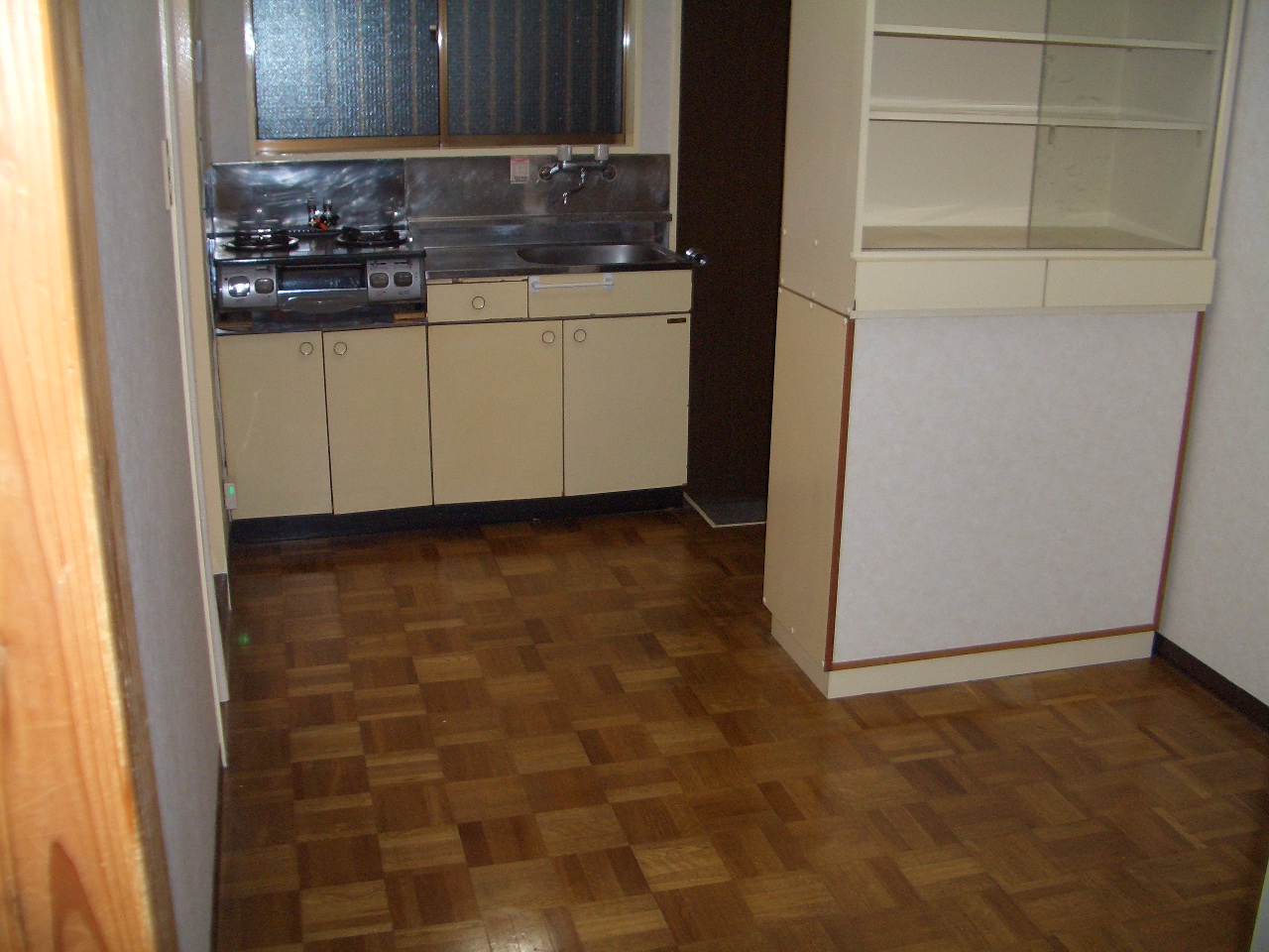 Kitchen. Two-burner stove Allowed