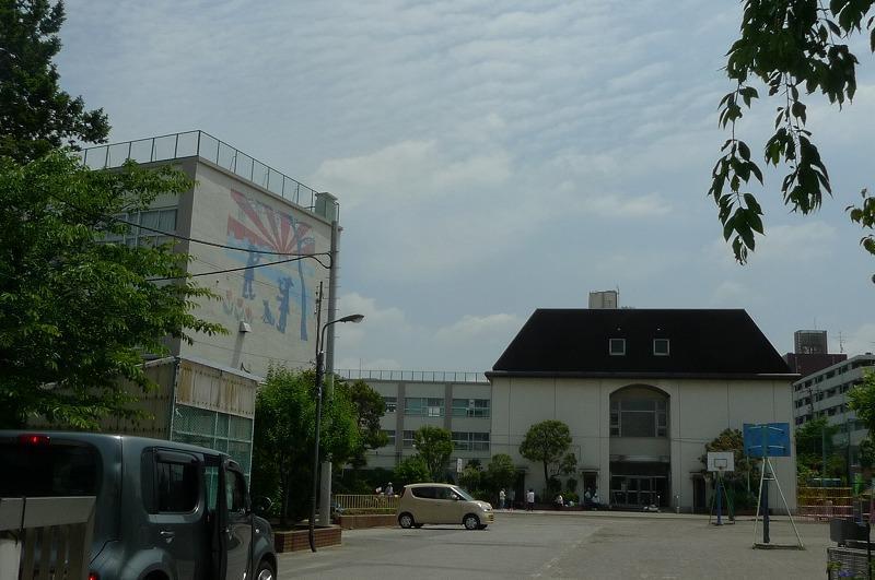 Primary school. 305m until Yayoi elementary school (elementary school)