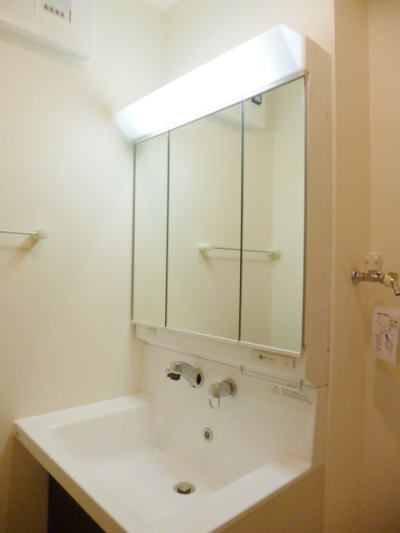 Washroom. Independent washroom, Convenient three-sided mirror