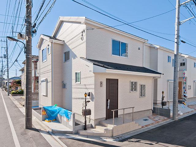 Local appearance photo. 12 Building