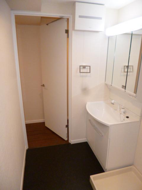 Wash basin, toilet. Interior