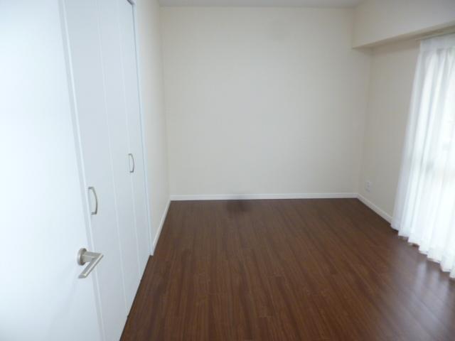 Non-living room. Since it is a corner room, Each room is also bright.