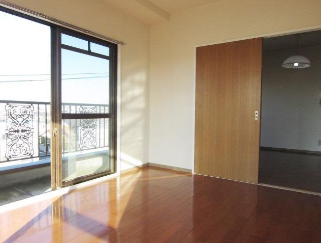 Living and room. The room is very bright. 