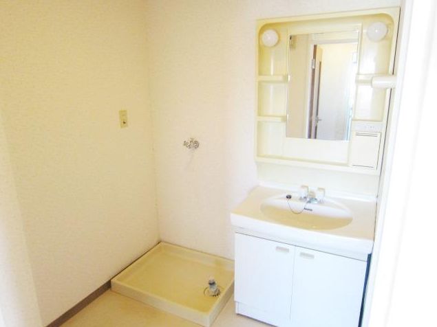 Washroom. Happy dressing room, Independent wash basin. 