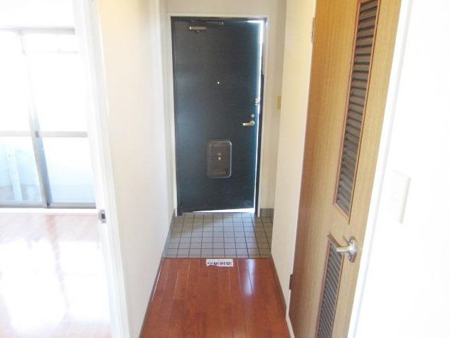 Entrance. Spacious entrance. 