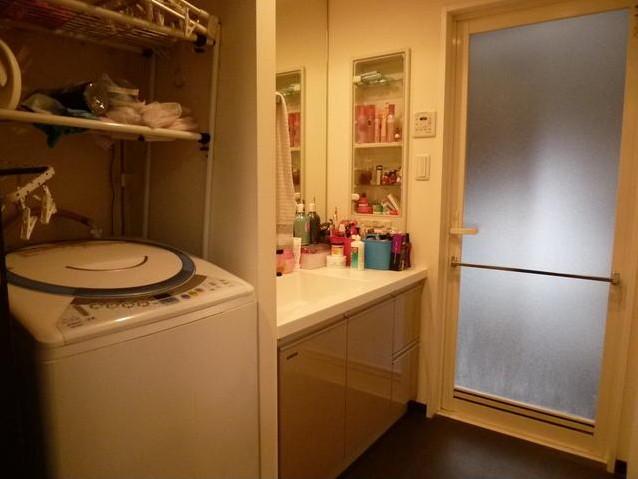 Wash basin, toilet