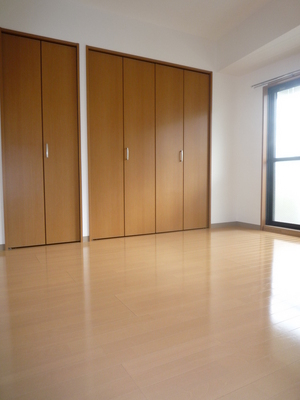 Living and room. Spacious flooring 8 pledge