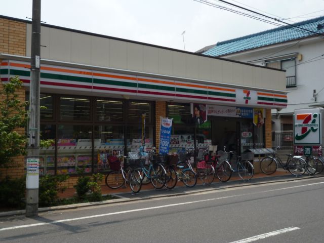 Convenience store. 150m to Seven-Eleven (convenience store)