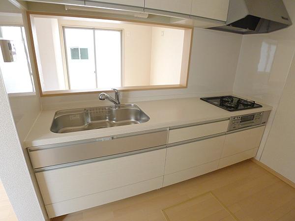 Kitchen. Face-to-face kitchen where you can enjoy a conversation with your family, even while cooking